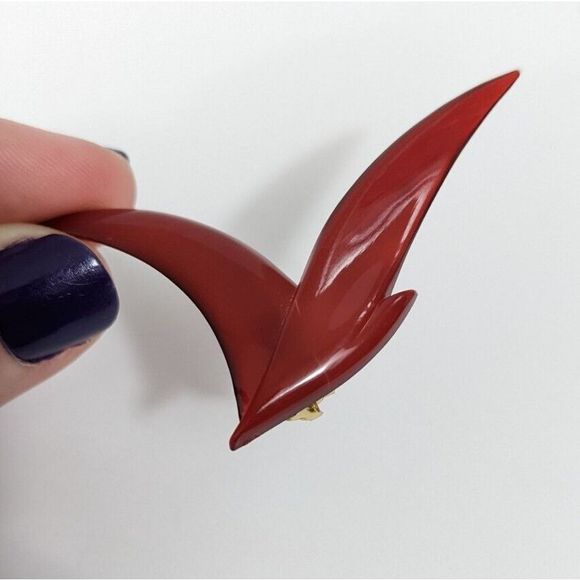 Vintage Red B+D Plastic Flying Bird Shaped Brooch pin - B Plus D Denmark retro - Picture 4 of 6